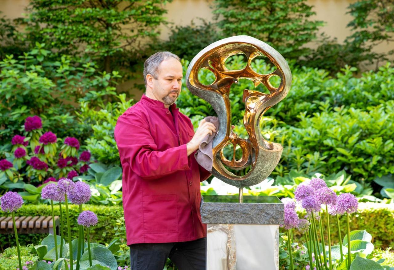 그랜드 마크 프라하 - 더 리딩 호텔 오브 월드 외부 사진 The artist with his sculpture "The Key"