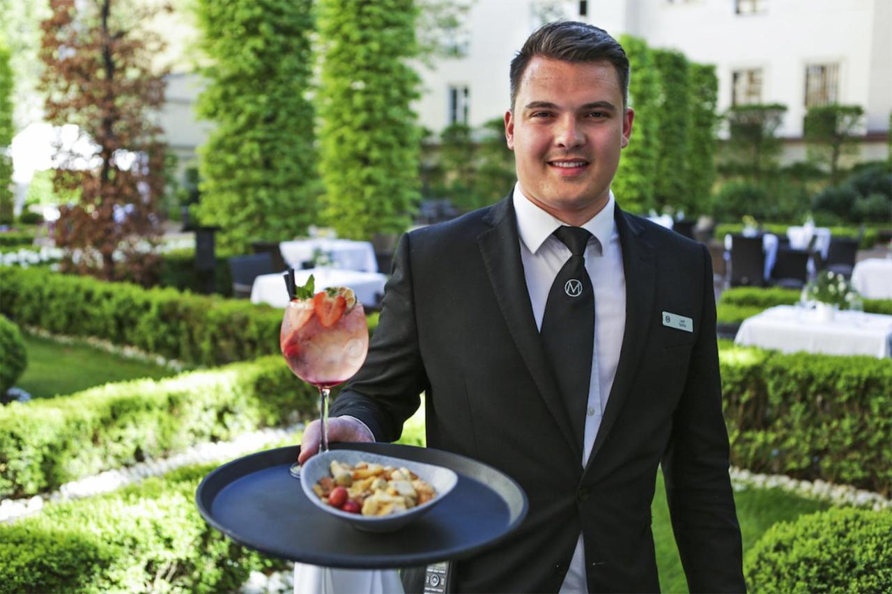 그랜드 마크 프라하 - 더 리딩 호텔 오브 월드 외부 사진 A butler at the Four Seasons Hotel, Prague
