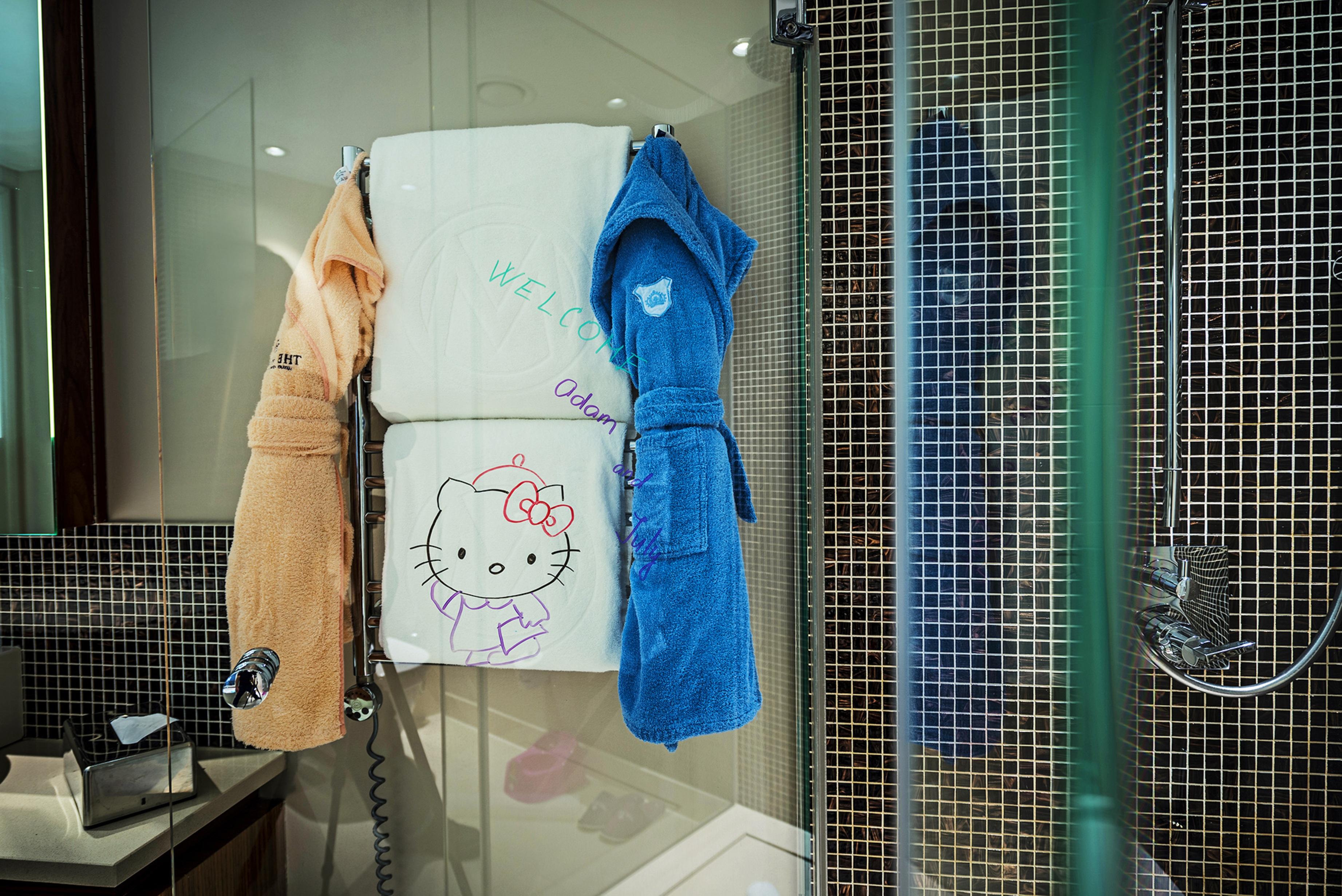 그랜드 마크 프라하 - 더 리딩 호텔 오브 월드 외부 사진 Hello Kitty bathrobe