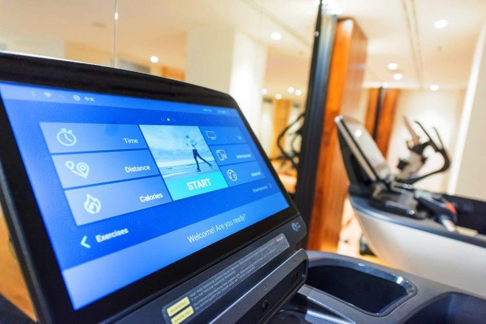 그랜드 마크 프라하 - 더 리딩 호텔 오브 월드 외부 사진 A treadmill console