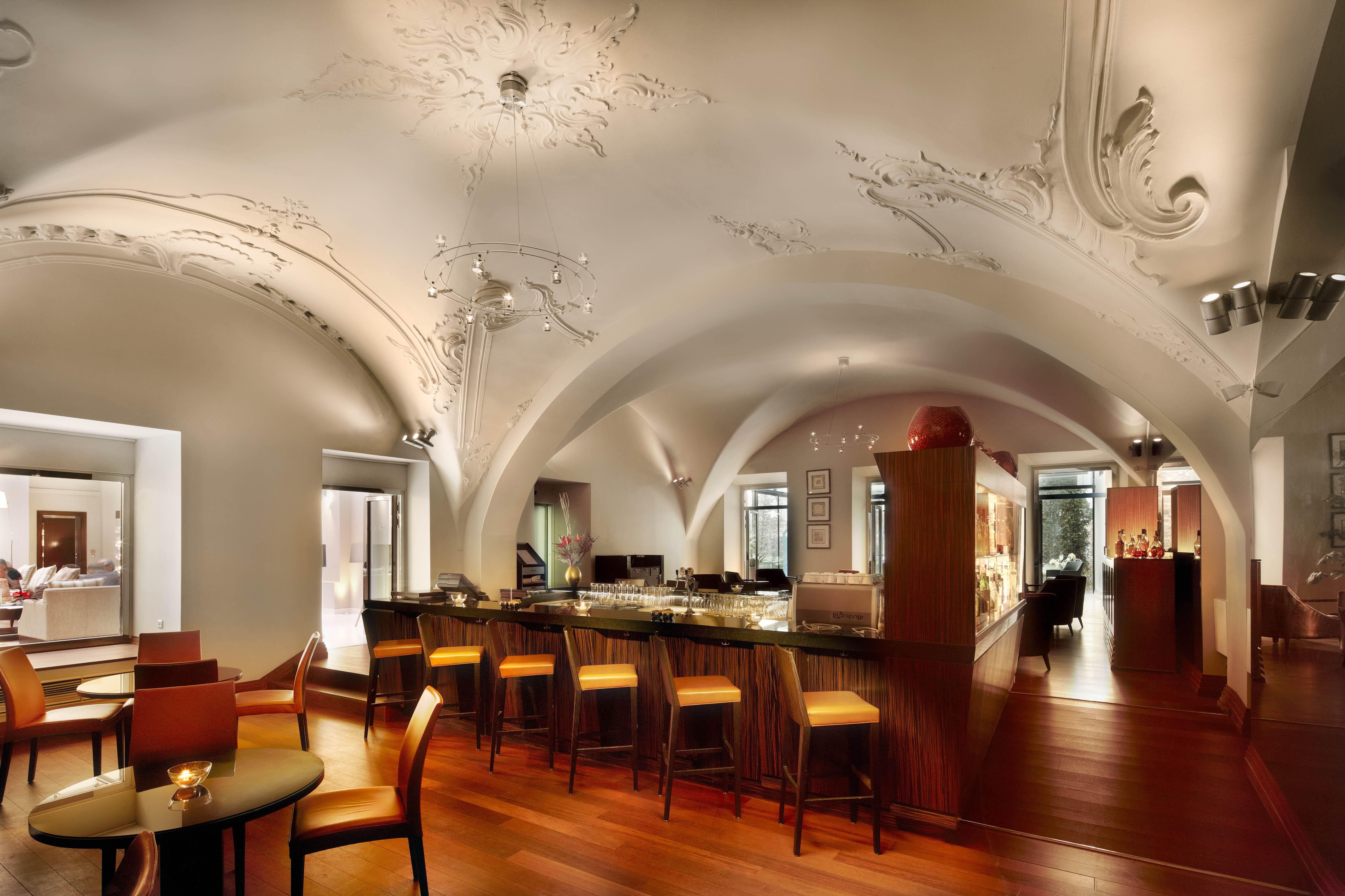 그랜드 마크 프라하 - 더 리딩 호텔 오브 월드 레스토랑 사진 The bar at the Mandarin Oriental, Munich